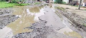 The problem of potholes : कुरैशियान चौक पर जल भराव और गड्ढों की समस्या से लोग परेशान चौक पर लोग होते चोटिल ?