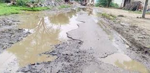 The problem of potholes : कुरैशियान चौक पर जल भराव और गड्ढों की समस्या से लोग परेशान चौक पर लोग होते चोटिल ?