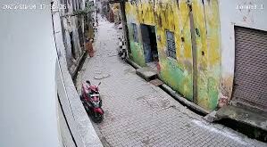 Woman narrowly escapes : हापुड़ में सरकारी स्कूल की जर्जर बिल्डिंग गिरी, महिला बाल-बाल बची हादसे से ?