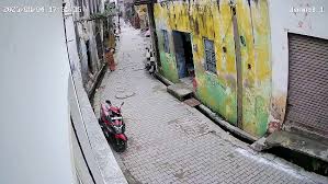 Woman narrowly escapes : हापुड़ में सरकारी स्कूल की जर्जर बिल्डिंग गिरी, महिला बाल-बाल बची हादसे से ?