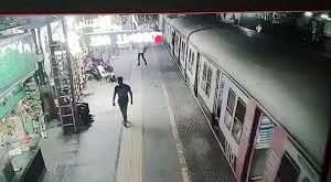 In agony : ट्रेन की छत पर चढा युवक हाई वोल्टेज तार की चपेट में आया, तड़पता रहा, लोग बनाते रहे वीडियो ?