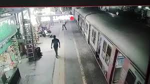 In agony : ट्रेन की छत पर चढा युवक हाई वोल्टेज तार की चपेट में आया, तड़पता रहा, लोग बनाते रहे वीडियो ?