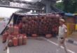 Big accident : एलपीजी गैस के सिलेंडरो से भरा ट्रक पलटा, बड़ा हादसा टला ?
