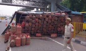 Big accident : एलपीजी गैस के सिलेंडरो से भरा ट्रक पलटा, बड़ा हादसा टला ?