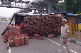 Big accident : एलपीजी गैस के सिलेंडरो से भरा ट्रक पलटा, बड़ा हादसा टला ? 