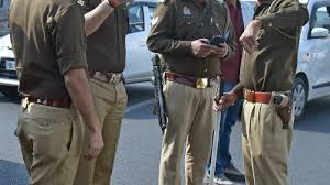 Slapped the young man : चेकिंग के दौरान पुलिसवाले ने युवक को मारा थप्पड़, कहा- जितना बोलेगा उतना मारूंगा ?