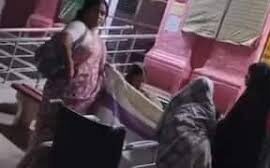 Childbirth : वाराणसी में मानवता शर्मसार, महिला ने सरकारी अस्पताल के बाहर दिया बच्चे को जन्म ?