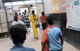 Running around : जौनपुर में न्यूड किन्नरों ने डॉक्टरों को दौड़ा-दौड़ाकर पीटा ?
