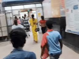Running around : जौनपुर में न्यूड किन्नरों ने डॉक्टरों को दौड़ा-दौड़ाकर पीटा ?