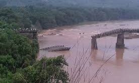 Old Manali : मनाली में भारी बारिश से ब्यास नदी चंडीगढ़ मनाली नेशनल हाईवे का बेहद बुरा हाल है. ओल्ड मनाली में पुल टूट गया है ?