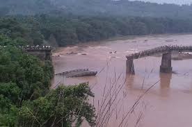 Old Manali : मनाली में भारी बारिश से ब्यास नदी चंडीगढ़ मनाली नेशनल हाईवे का बेहद बुरा हाल है. ओल्ड मनाली में पुल टूट गया है ?