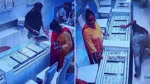 Imprisonment : उत्तर प्रदेश के लखनऊ में ज्वेलरी शॉप से 4 सोने की बालियां चुराकर भागा बदमाश चोरी की घटना CCTV कमरे में हुई कैद ?