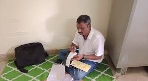 Chair-table : सरकारी ऑफिस में दलित अफसर को नहीं मिल रही कुर्सी-टेबल, जमीन पर बैठकर कर रहे काम ?