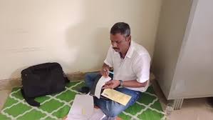 Chair-table : सरकारी ऑफिस में दलित अफसर को नहीं मिल रही कुर्सी-टेबल, जमीन पर बैठकर कर रहे काम ?