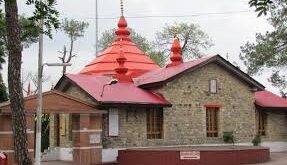 The priest standing : ब्यास का रौद्र रूप, हनुमान मंदिर तक पहुंचा पानी, फिर भी अडिग खड़ा रहा पुजारी ?