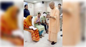 Sent to hospital : जनता दर्शन में बूढ़ी मां का दर्द सुन भावुक हुए सीएम योगी, कैंसर पीड़ित बेटे को भिजवाया अस्पताल ?