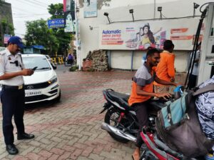 No Helmet No Petrol : नो हेलमेट नो फ्यूल नियमों का पेट्रोल पंपों पर हो रहा उल्लंघन, प्रशासन ने दिए ये निर्देश ?