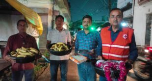 Flower shower : वामन द्वादशी पर बांके बिहारी मंदिर से निकली पालकी, रेडक्रॉस ने की पुष्पवर्षा ?