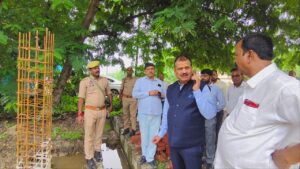 Dr. Dinesh Chandra : औद्योगिक क्षेत्र सतहरिया में अवस्थापना विकास कार्यों की समीक्षा हेतु जिलाधिकारी डॉ. दिनेश चन्द्र का निरीक्षण दौरा ?