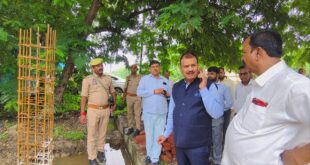 Dr. Dinesh Chandra : औद्योगिक क्षेत्र सतहरिया में अवस्थापना विकास कार्यों की समीक्षा हेतु जिलाधिकारी डॉ. दिनेश चन्द्र का निरीक्षण दौरा ?