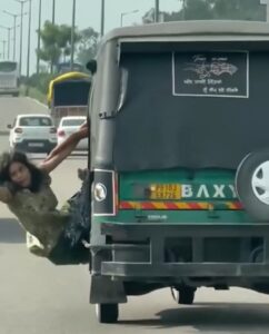 Woman in auto : दिनदहाड़े ऑटो में महिला से लूट की कोशिश, चलती ऑटो से बाहर लटकी ?Woman in auto : दिनदहाड़े ऑटो में महिला से लूट की कोशिश, चलती ऑटो से बाहर लटकी ?
