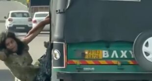 Woman in auto : दिनदहाड़े ऑटो में महिला से लूट की कोशिश, चलती ऑटो से बाहर लटकी ?Woman in auto : दिनदहाड़े ऑटो में महिला से लूट की कोशिश, चलती ऑटो से बाहर लटकी ?