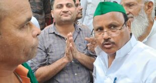 Show first : गंगोह में स्मार्ट मीटर लगाने पहुंचे अफसरों का विरोध, लोग बोले आदेश दिखाओ पहले ?