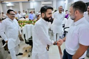 What is seen in this : यह राजनीति है साहब, इसमें जो दिखता है, वास्तव में वह होता नहीं है  ?