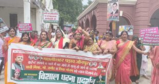 Usha jaiswal : मछलीशहर पड़ाव हादसा को लेकर सड़क पर उतरीं सपा नेत्री उषा जायसवाल ?