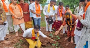 Worshipped the cow : वृंदावन से पधारे रसराज महाराज ने बांदकपुर धाम में पौधारोपण व गौपूजन किया ?