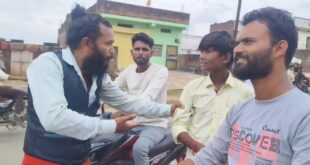 Hit on the road : शिक्षक ने छात्र को सड़क पर लगाई मार ?