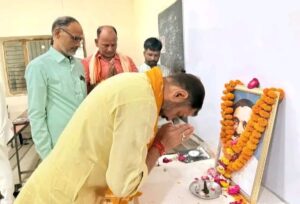 Prakash Dwivedi : दीनदयाल उपाध्याय के चित्र पर पुष्पाजलि करते सदर विधायक प्रकाश द्विवेदी ?
