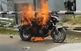 Saved life : चलती बाइक में आग लगने से मची अफरातफरी युवक ने कुद कर बचाई जान ?