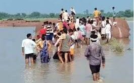 Overturned in the river : यूपी में 20 लोगों से भरी नाव शारदा नदी में पलटी ?