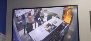 CCTV : झांसी में डॉक्टर पर हमला, अस्पताल में घुसे नकाबपोश हमलावर, सीसीटीवी में कैद हुए ?