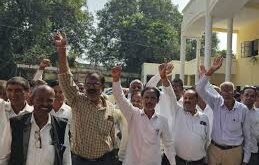 Corruption allegations : बदलापुर तहसील में नाराज वकीलों ने किया बवाल, एसडीएम पर लगाए भ्रष्टाचार के आरोप ?