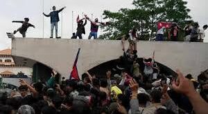 GenZ Protest: भारत-नेपाल बॉर्डर पर हिंसा का असर, पैदल बारात लेकर सोनौली पहुंचा दूल्हा, पर्यटक भी फंसे ?