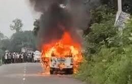 E-rickshaw : हापुड़ में स्कॉर्पियो और ई-रिक्शा में भिड़ंत, चालक की मौत आक्रोशित ग्रामीणों ने कार में लगाई आग शव रखकर लगाया जाम ?