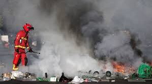 Hundreds of people : नेपाल के बाद अब फ्रांस की सड़कों पर भयानक हिंसा, राष्ट्रपति मैक्रों के विरोध में उतरे सैकड़ों लोग ?