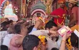 Crowd gathered : अयोध्या के पहाड़ापुर स्थित प्रसिद्ध हनुमान गढ़ी मंदिर में भक्तों की उमड़ी भीड़ ?