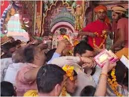 Crowd gathered : अयोध्या के पहाड़ापुर स्थित प्रसिद्ध हनुमान गढ़ी मंदिर में भक्तों की उमड़ी भीड़ ?