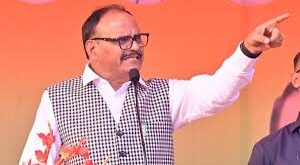 Everyone was surprised : कचरे की सफाई, फर्श की पोछाई यूपी के डिप्टी सीएम बृजेश पाठक के बदले मिजाज से सब हैरान ?