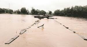 Entered the villages : घाड की बरसाती नदियों में आई बाढ़–दर्जनों गांवों का मुख्य मार्ग से कटा संपर्क–स्पोर्ट्स कॉलेज रपटे से पानी गांवों में घुसा ?