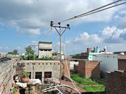 Dangerous accident : घरों की छतो को छूकर गुजर रही हाई टेंशन लाइट की तारे, कभी भी हो सकता है खतरनाक हादसा ?