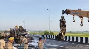 Badly injured : बड़ा सड़क हादसा कैंटर-कार की भिड़ंत के बाद लगी आग, 4 लोग जिंदा जले एक बुरी तरह घायल ?