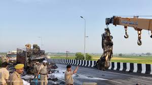Badly injured : बड़ा सड़क हादसा कैंटर-कार की भिड़ंत के बाद लगी आग, 4 लोग जिंदा जले एक बुरी तरह घायल ?