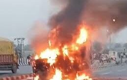 1 injured : दर्दनाक हादसा तेज रफ्तार कार ने सड़क किनारे खड़े 4 लोगों को कुचला, 3 की मौके पर हुई मौत, 1 घायल ?