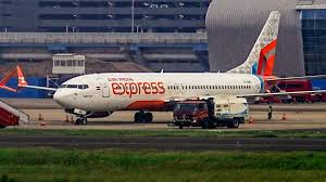 Passenger started opening : एयर इंडिया एक्सप्रेस की फ्लाइट में उड़ान के दौरान हड़कंप, कॉकपिट का दरवाजा खोलने लगा यात्री ?