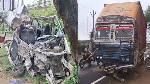 Burned alive : यूपी में दिल दहलाने वाला हादसा, कार और कैंटर की टक्कर के बाद 4 लोग जिंदा जले ?