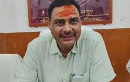 Three shops seized : मिर्जापुर में उर्वरक की दुकानों पर डीएम का छापा, ताला बंद कर भागे दुकानदार, तीन दुकान सीज ?